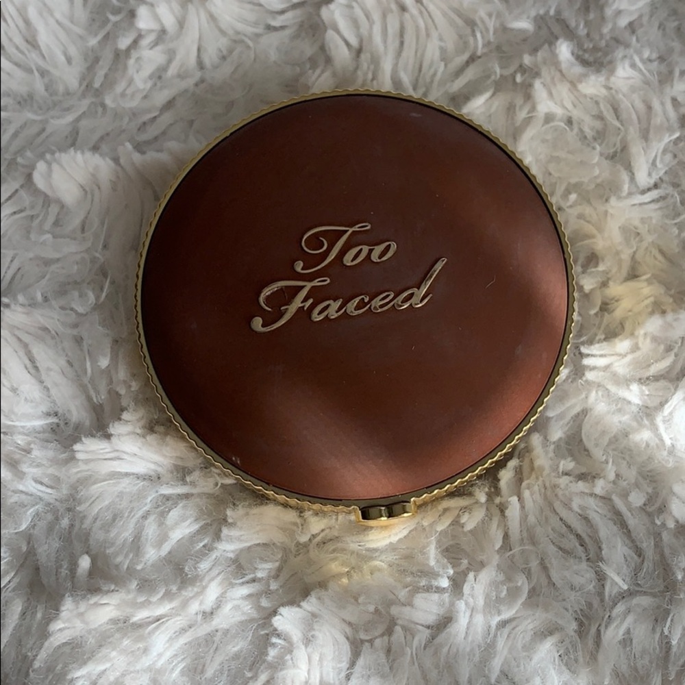 Two Faced Soleil Bronzer in shade Chocolate